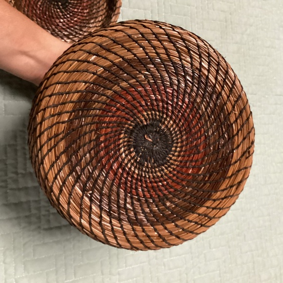 Vtg Pine Needle Native American Hand Woven Basket W/ Lid 7" Tall 6" wide - Picture 7 of 11